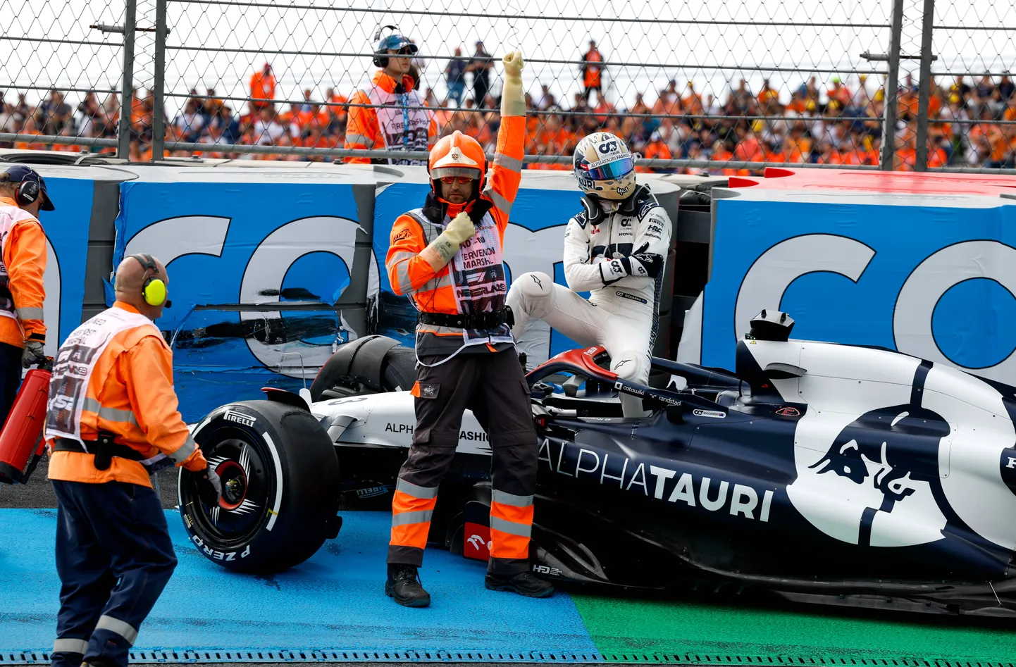 Daniel Ricciardo vigastas avariis vasakut kätt.