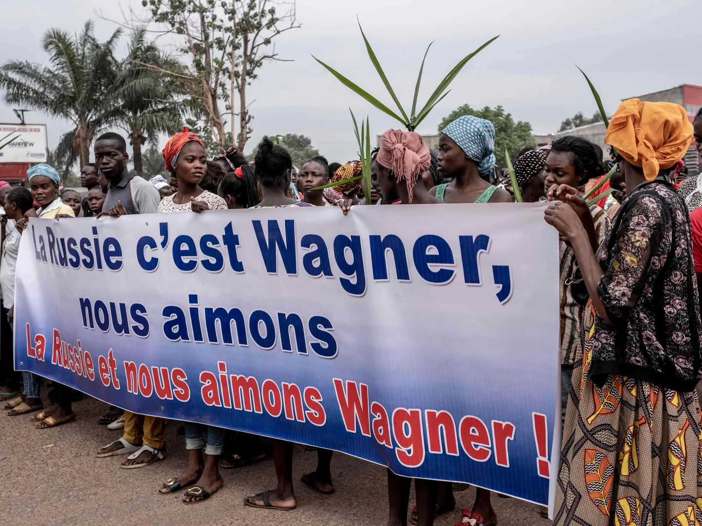 Me armastame Wagnerit, kinnitab Kesk-Aaftika Vabariigi presidendi Faustin-Archange Touadéra toetajate prantsusekeelne plakat Banguis 22. märtsil 2023, kui avaldati toetust Venemaa ja Hiina kohalolekule riigis. Käsikäes Wagneri variväega tegutseb riigis Vene firma Lobaye Invest, kes opereerib kaevandustega.